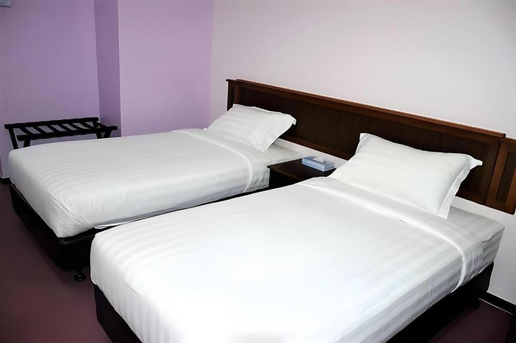 Id Hotel Yayasan Сегамат Экстерьер фото